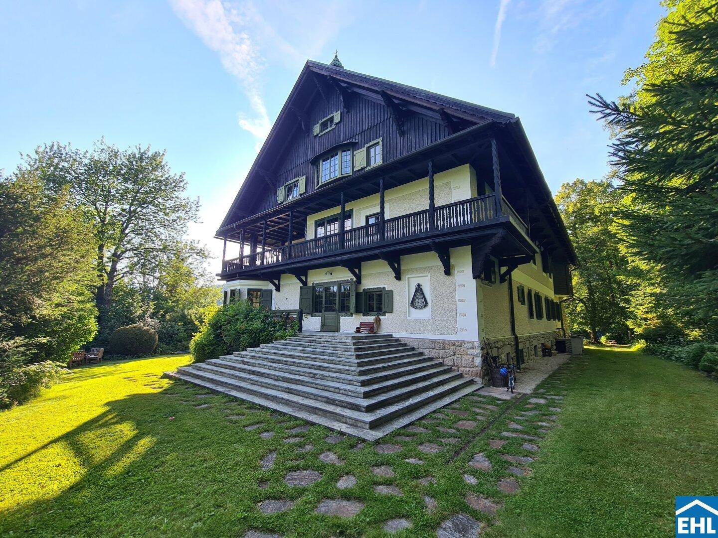 Großzügiges Anwesen im Grünen mit traditioneller Architektur und weitläufigem Gartenbereich.