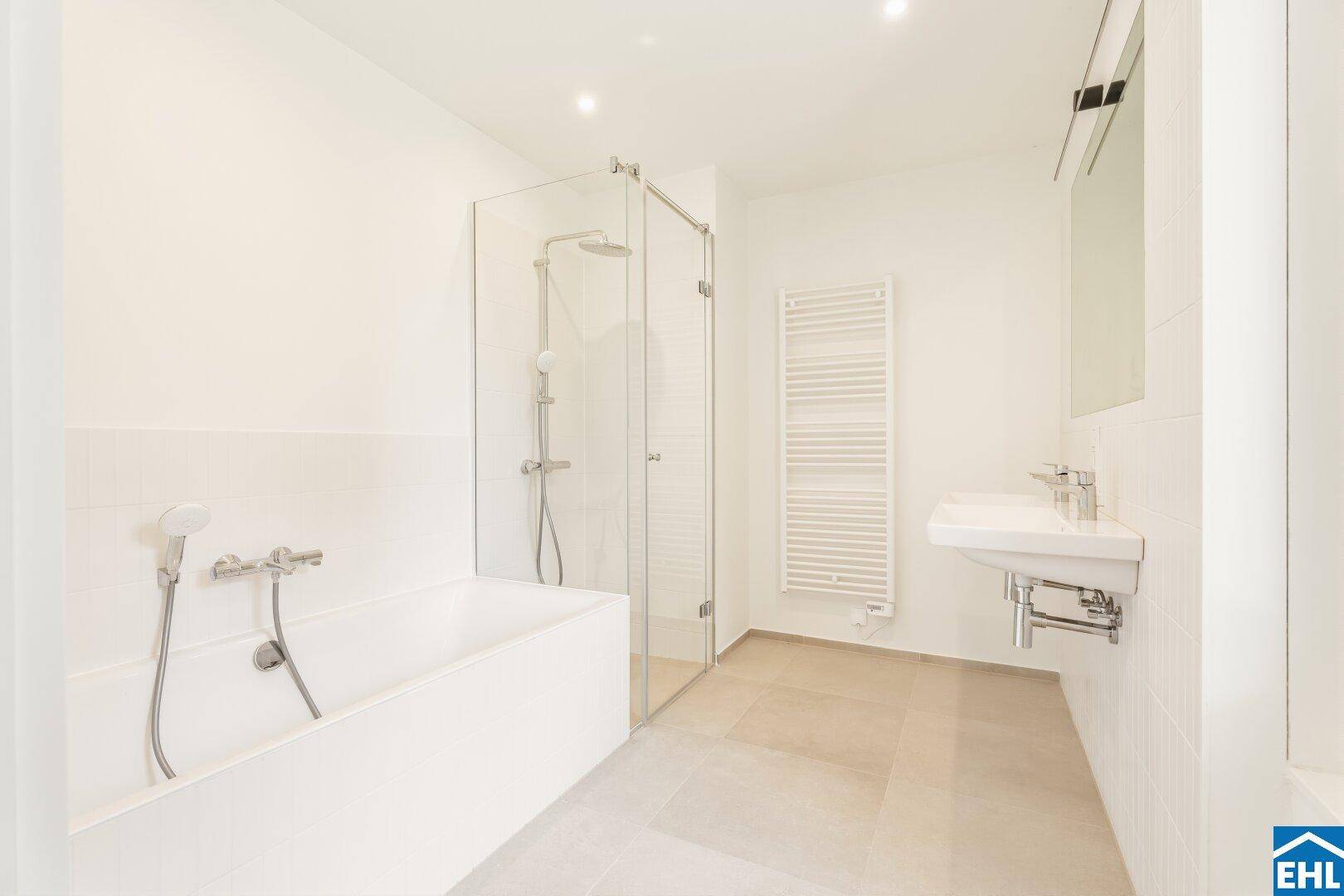 Modernes Badezimmer mit Badewanne, begehbarer Dusche, Einzelwaschbecken und Handtuchheizkörper.