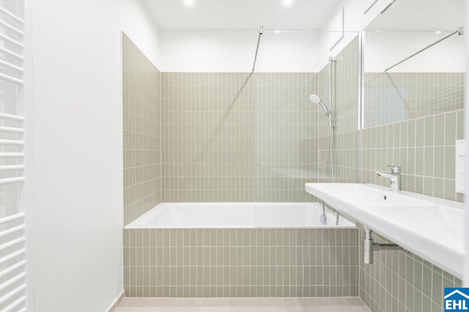 Modernes Badezimmer mit Badewanne, Dusche, Einzelwaschbecken und beheiztem Handtuchhalter.