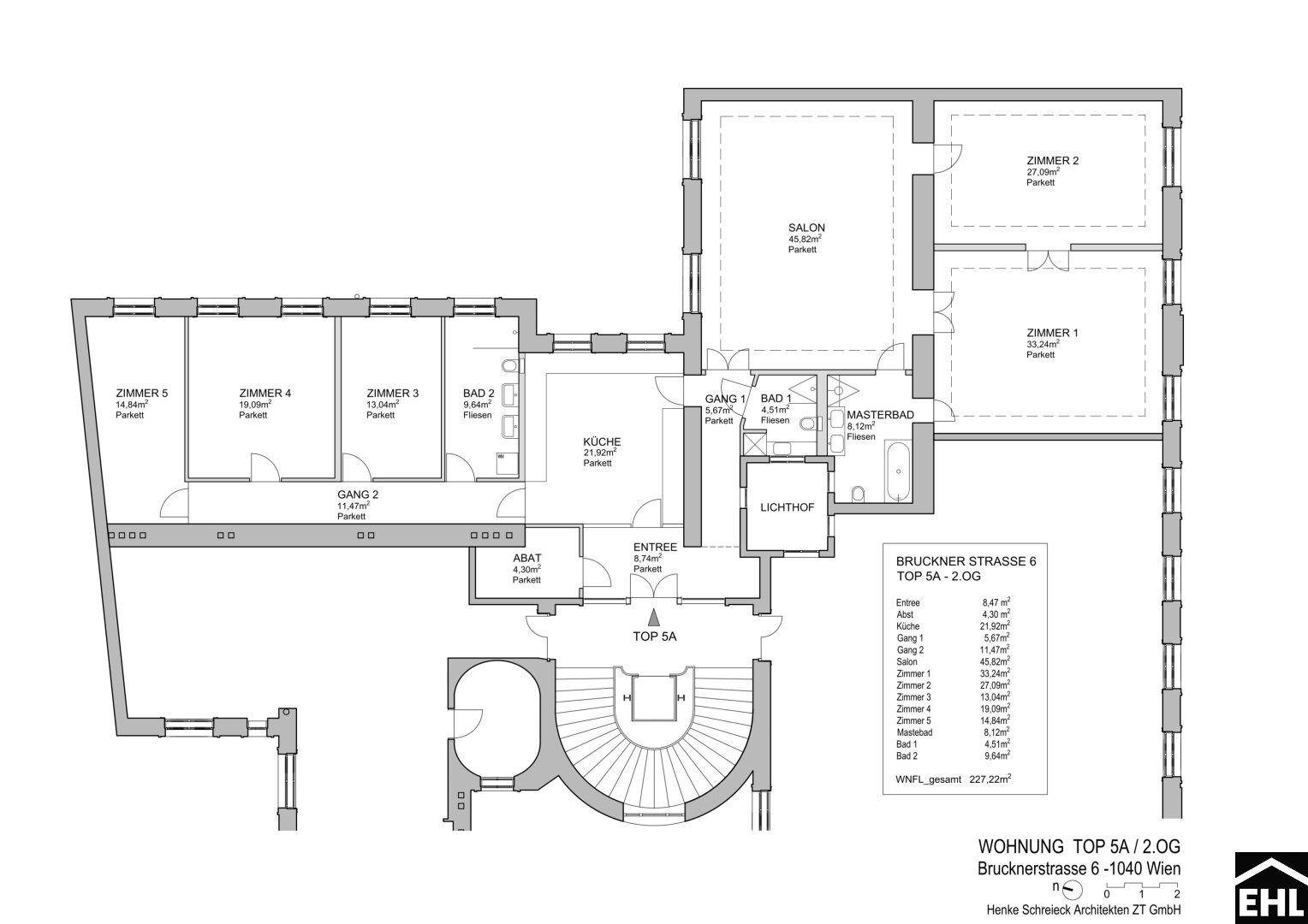 Grundriss einer großzügigen Wohnung mit fünf Zimmern, zwei Bädern, separatem WC und einem Lichthof.