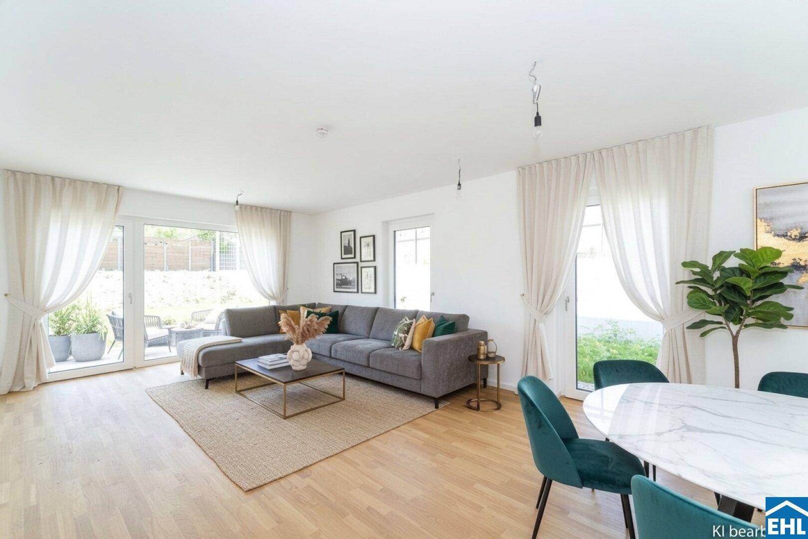 Helles Wohn-Esszimmer mit modernem Sofa, Holzboden und Zugang zu einer Terrasse.