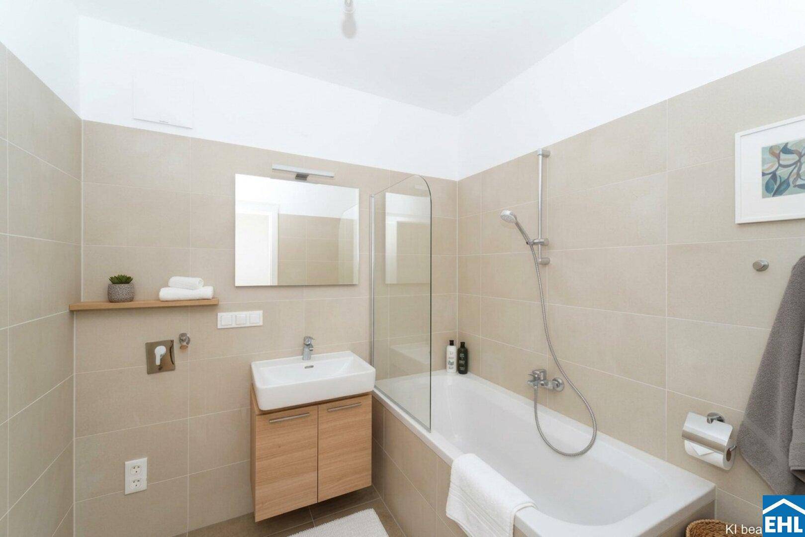 Modernes Badezimmer mit beigefarbenen Fliesen, Badewanne und Einzelwaschbecken.