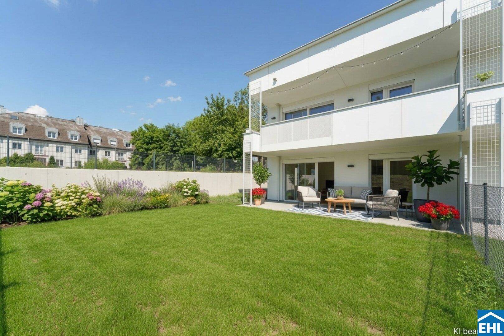 Rückseite des modernen Gebäudes mit privaten Gärten, Terrassen und Balkonen.