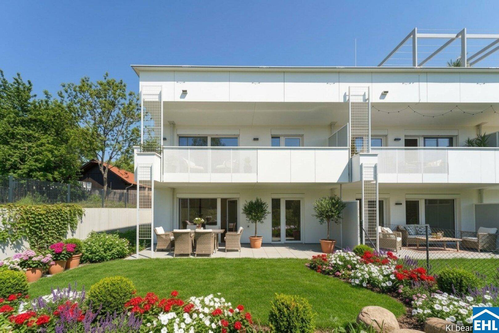 Ansicht der modernen Wohnanlage mit gepflegten Gärten, Terrassen und Balkonen.
