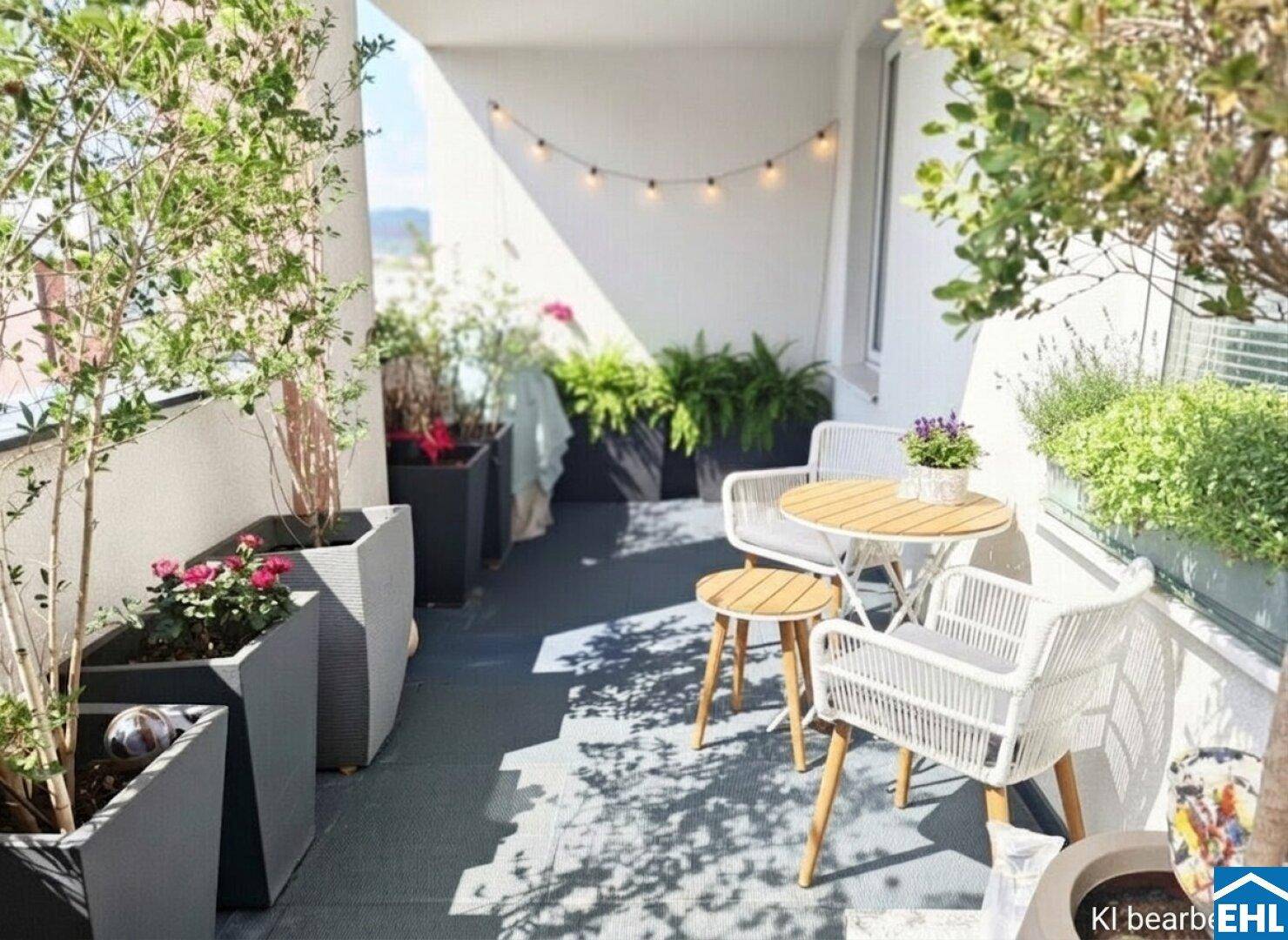 Heller Balkon mit Pflanzen und kleiner Sitzgruppe, ideal für sonnige Morgenstunden.