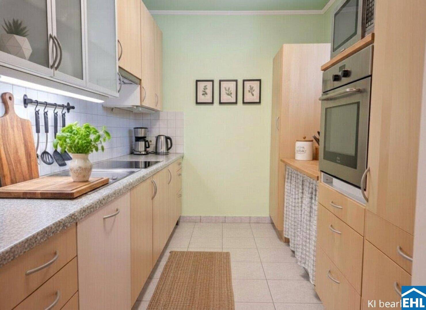 Funktionale Küche mit hellen Holzfronten, Fliesenboden und integrierten Geräten.