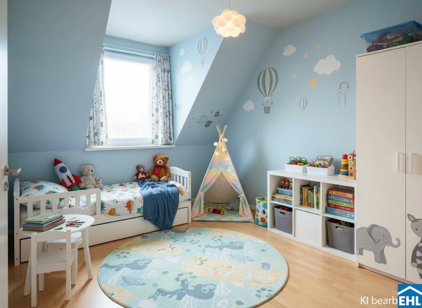 Helles Kinderzimmer mit blauen Wänden, Spielbereich und Dachschräge.