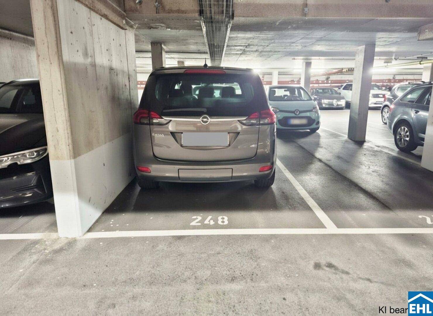 Tiefgaragenstellplatz für ein Fahrzeug in einer modernen Parkgarage.