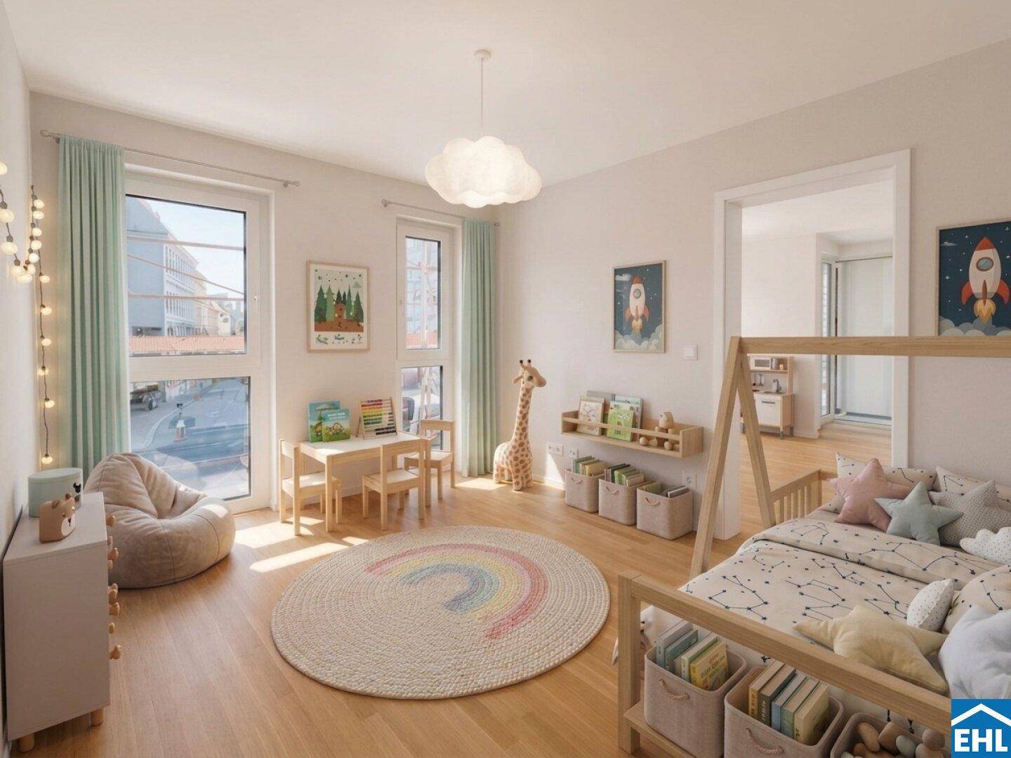 Freundliches Kinderzimmer mit Spielbereich, Holzboden und großen Fenstern.