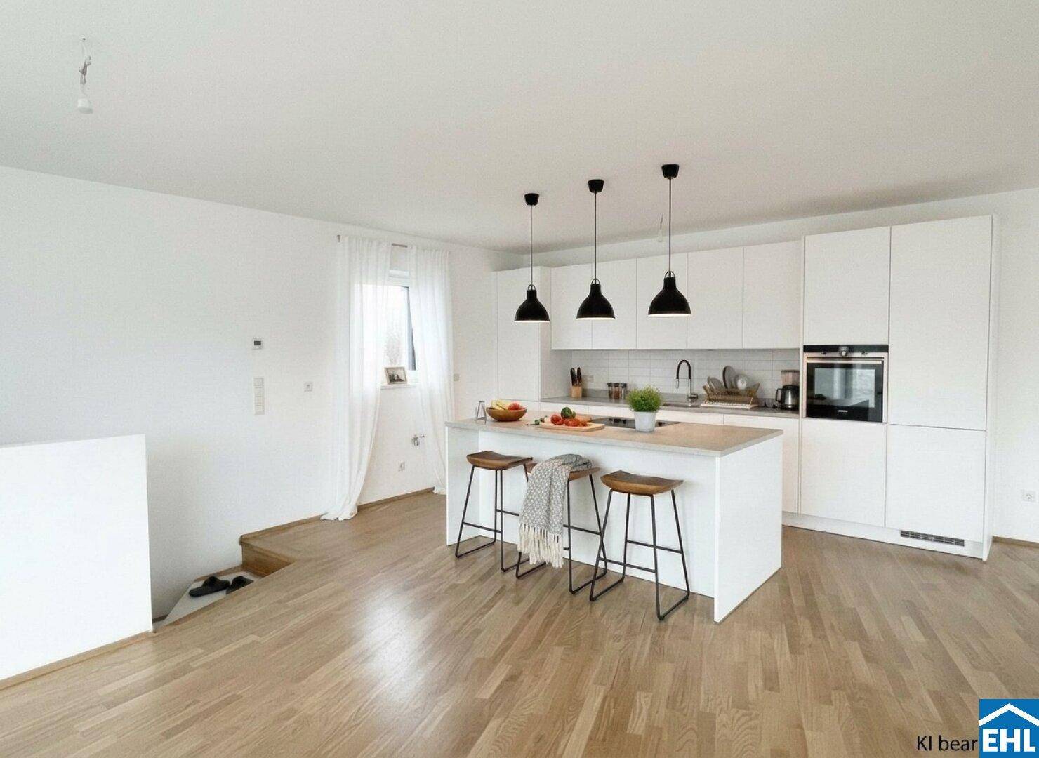 Moderne, offene Küche mit weißer Kücheninsel, integrierten Geräten und Holzboden.