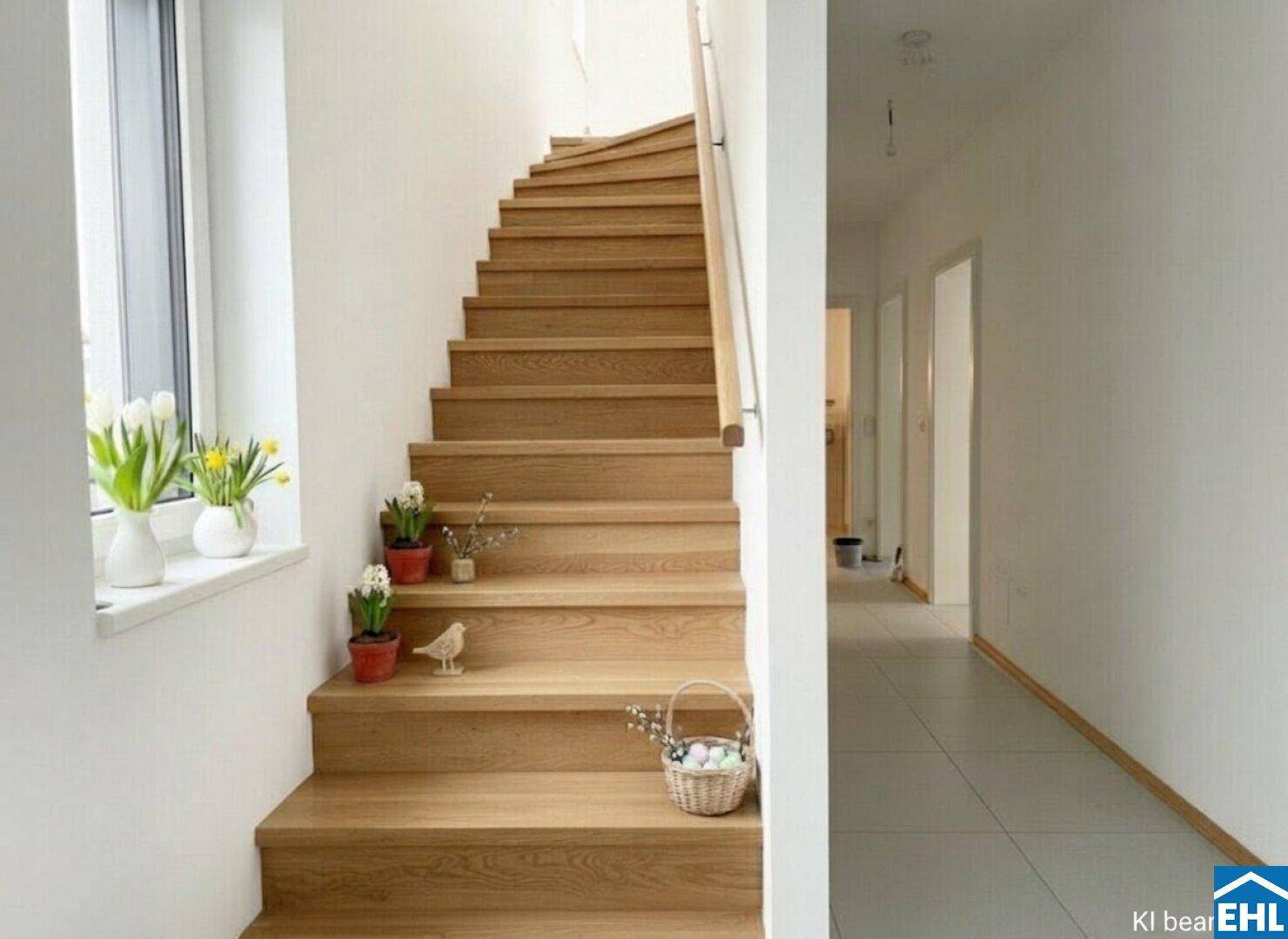 Heller Eingangsbereich mit eleganter Holztreppe, Fenster und Fliesenboden.