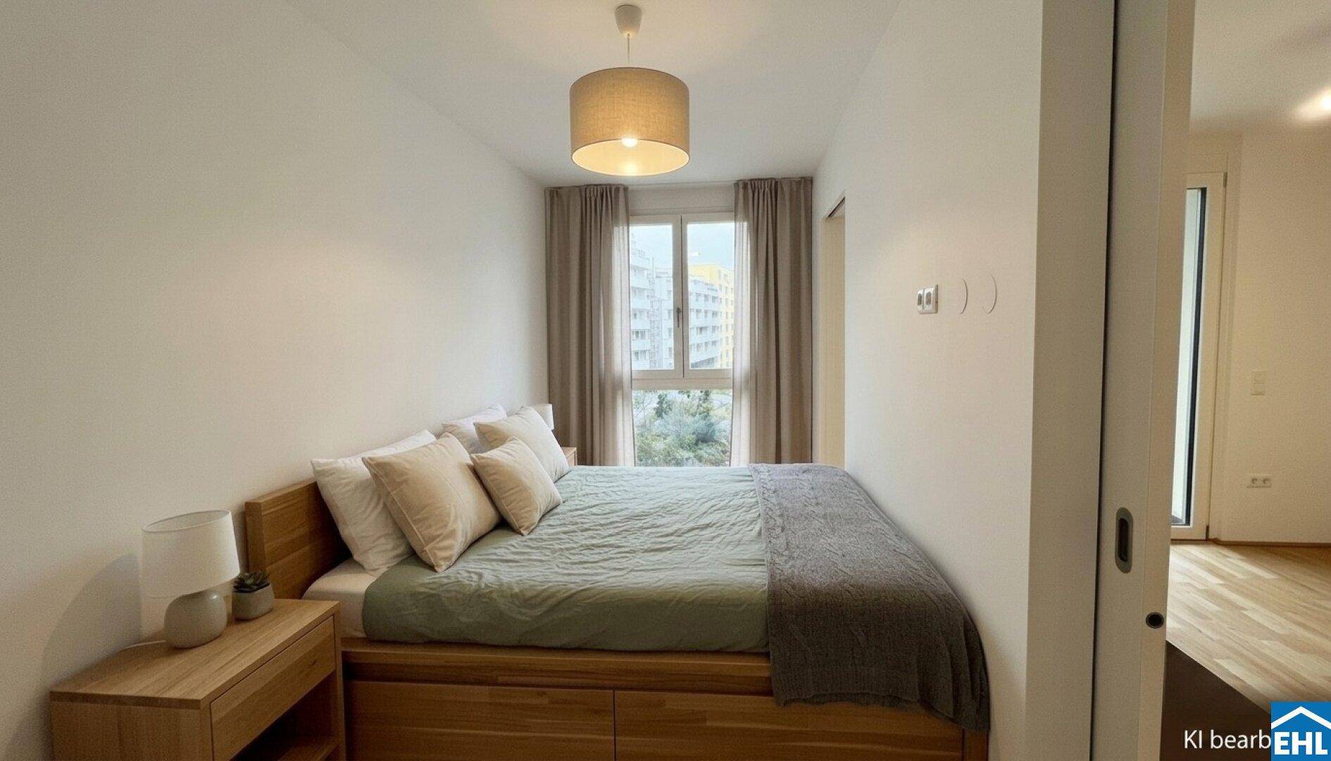 Helles Schlafzimmer mit modernem Holzbett, großen Fenstern und Blick auf die Stadt.