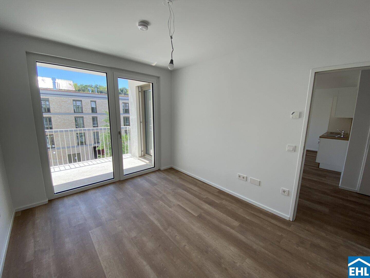 Geräumiges Zimmer mit viel Tageslicht und direktem Zugang zum Balkon.