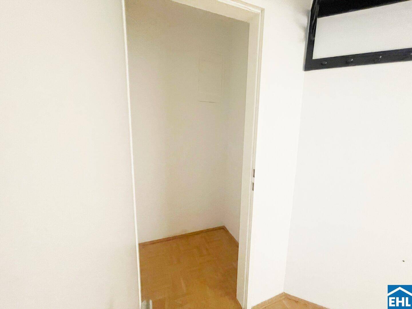 Praktischer Abstellraum mit Parkettboden, ideal für zusätzlichen Stauraum.