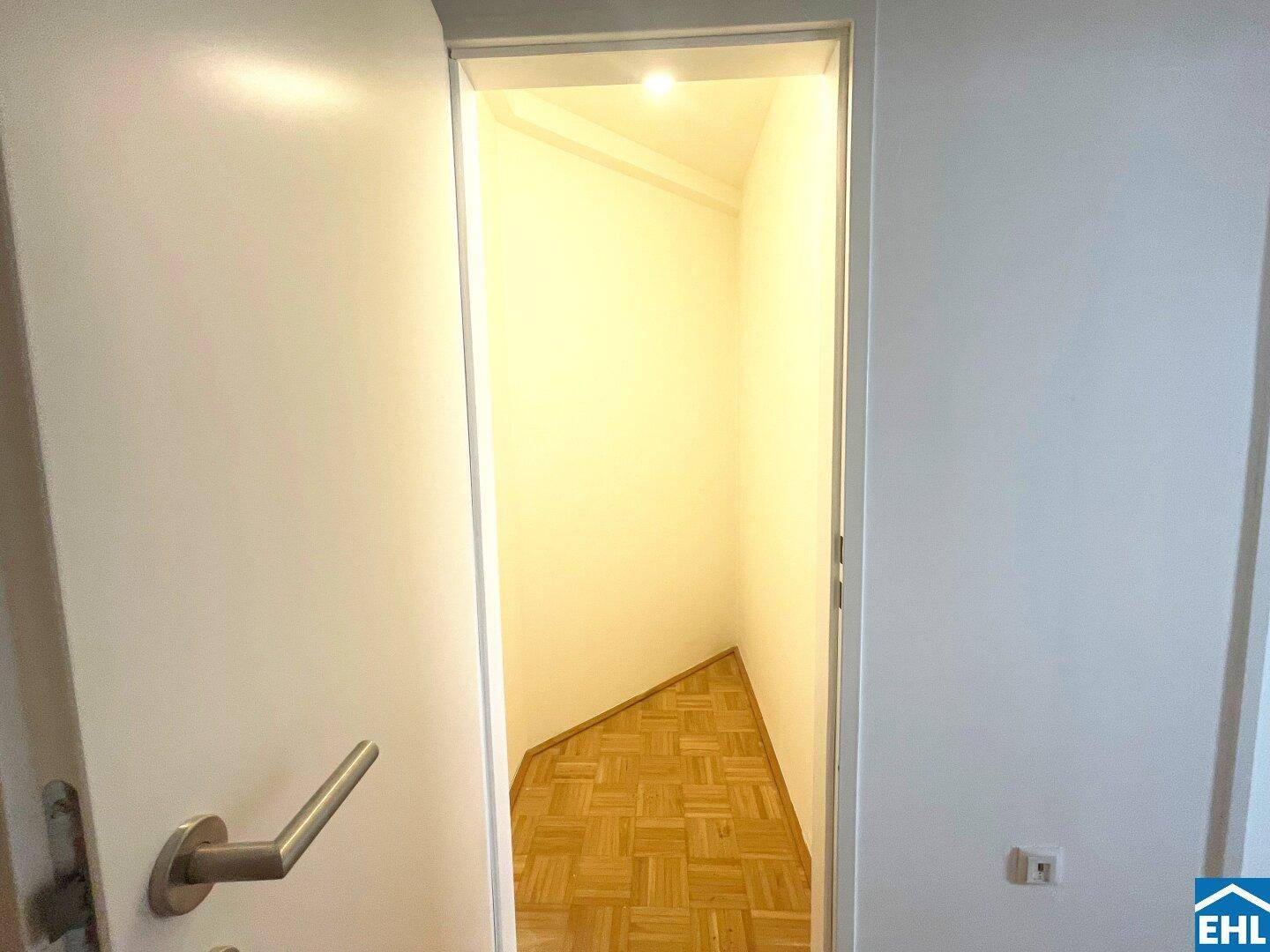 Praktischer Abstellraum mit Parkettboden, ideal für zusätzlichen Stauraum.