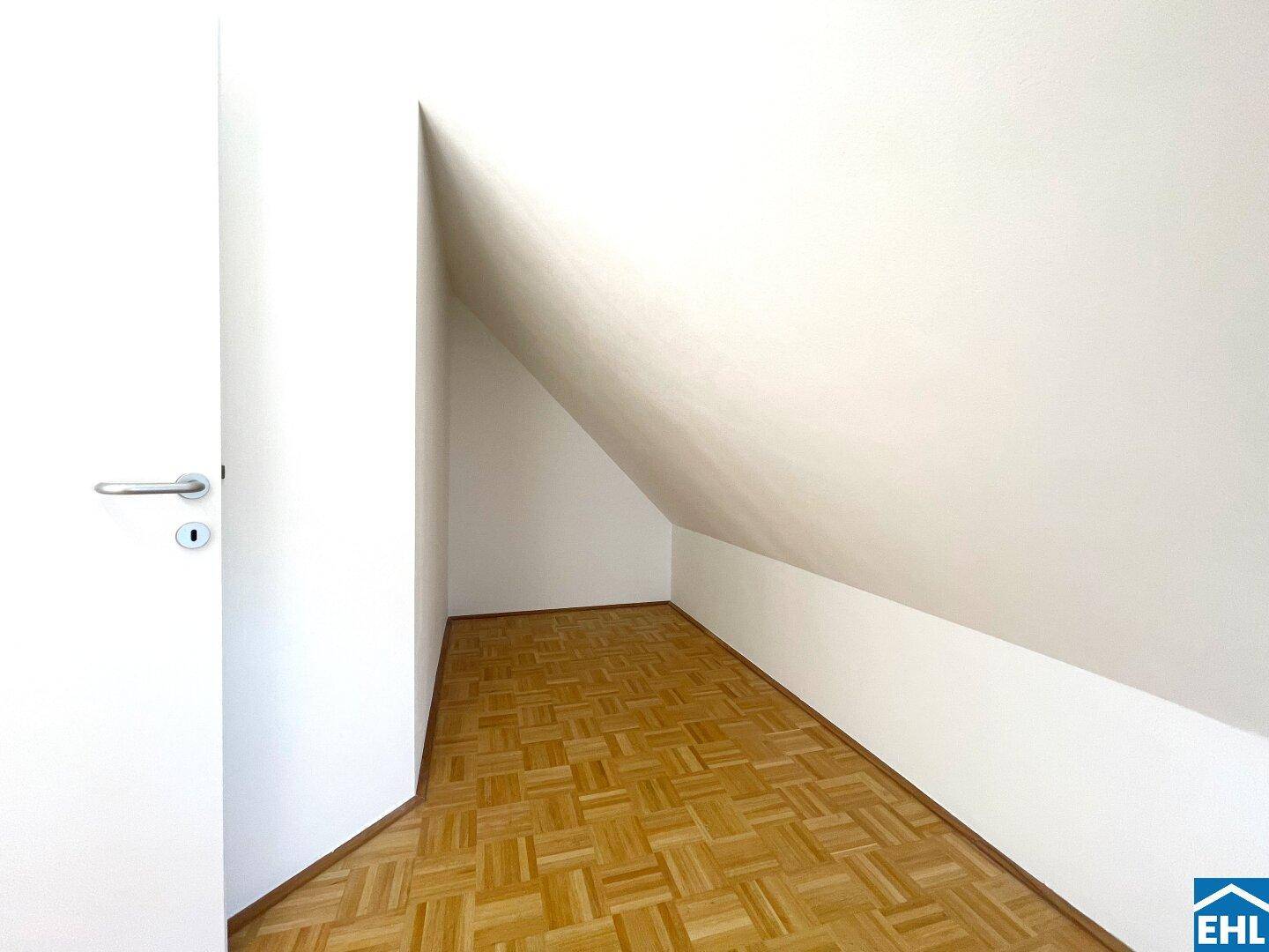Kleiner Raum im Dachgeschoss mit Parkettboden und schrägen Wänden, nutzbar als Abstellraum.