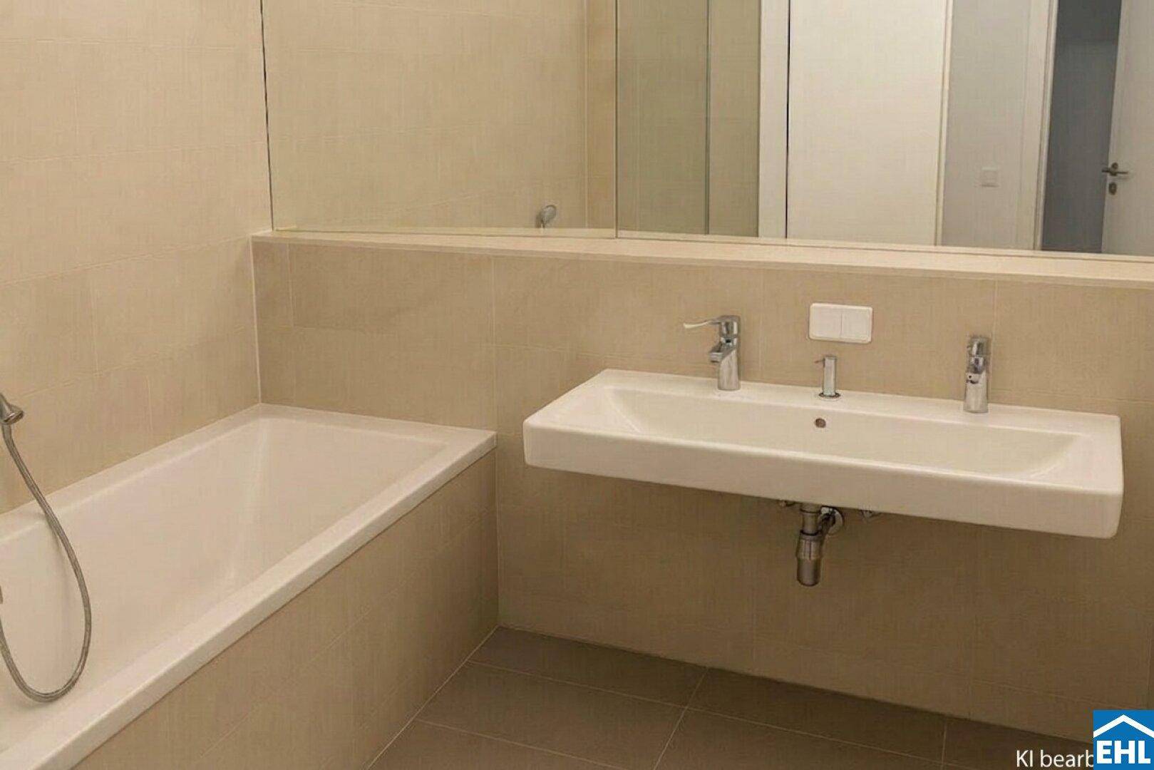 Modernes Badezimmer mit Badewanne, Doppelwaschbecken und großem Spiegel in hellen Farbtönen.