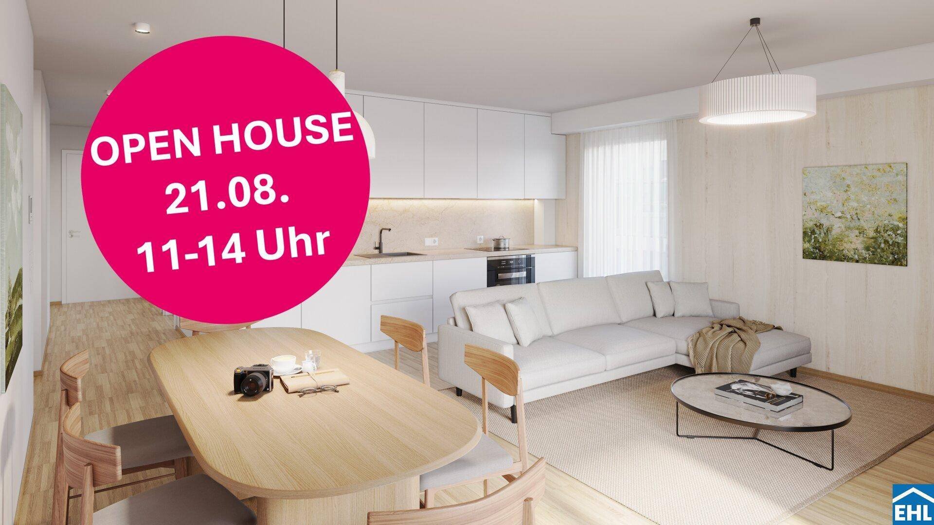 Heller offener Wohn-Essbereich mit moderner weißer Küche und gemütlichem Sofa.