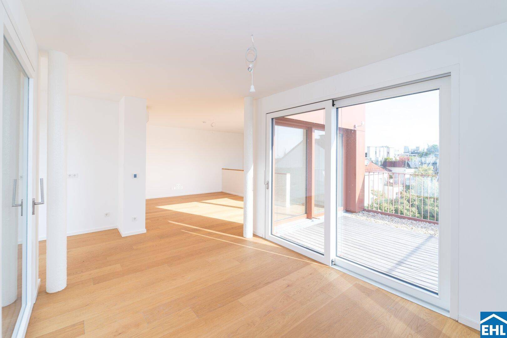 Lichtdurchfluteter Wohnbereich mit großen Schiebetüren und Zugang zur Terrasse.