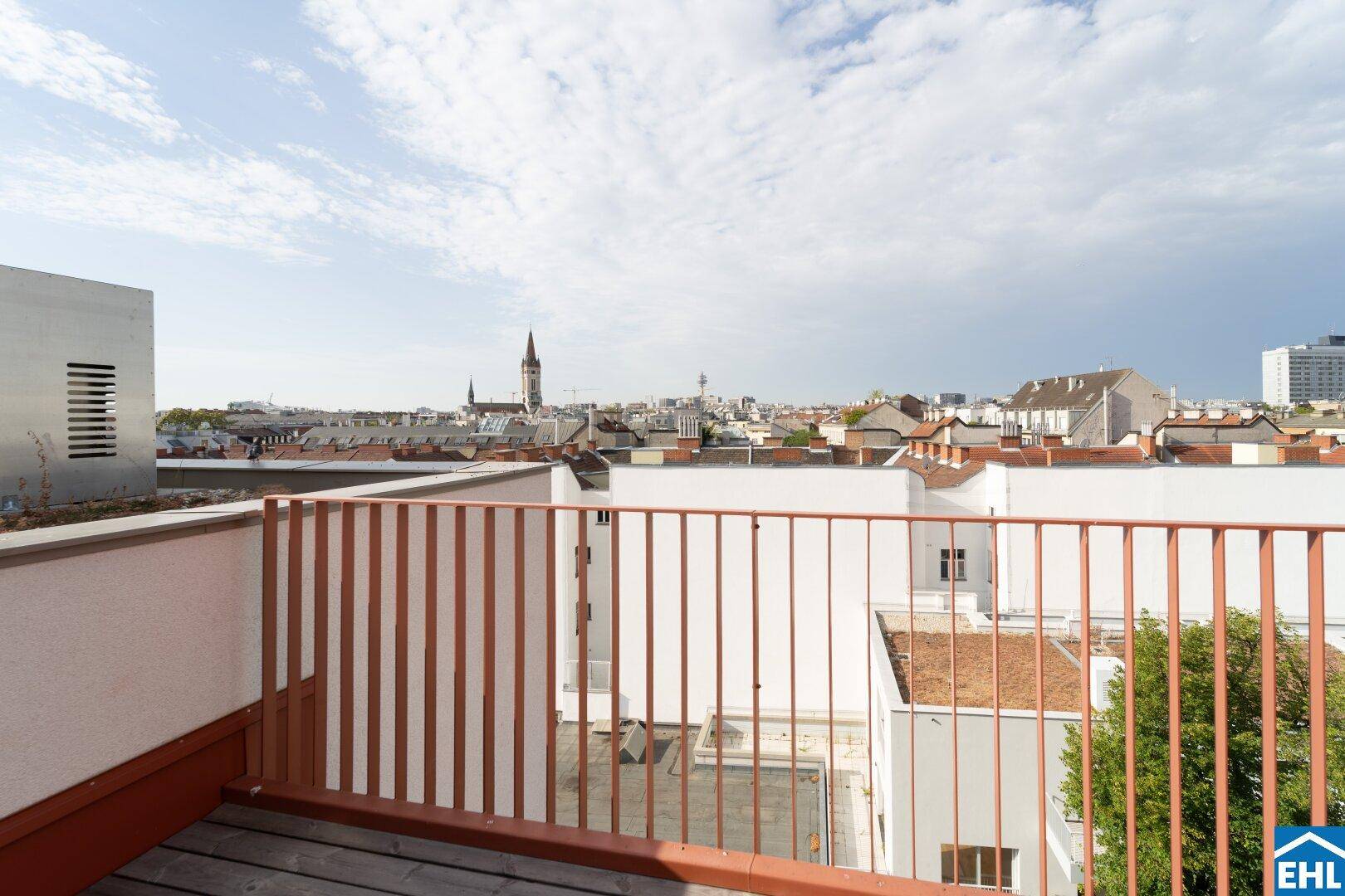 Weitläufige Dachterrasse mit Panoramablick auf die Stadt und den Himmel.