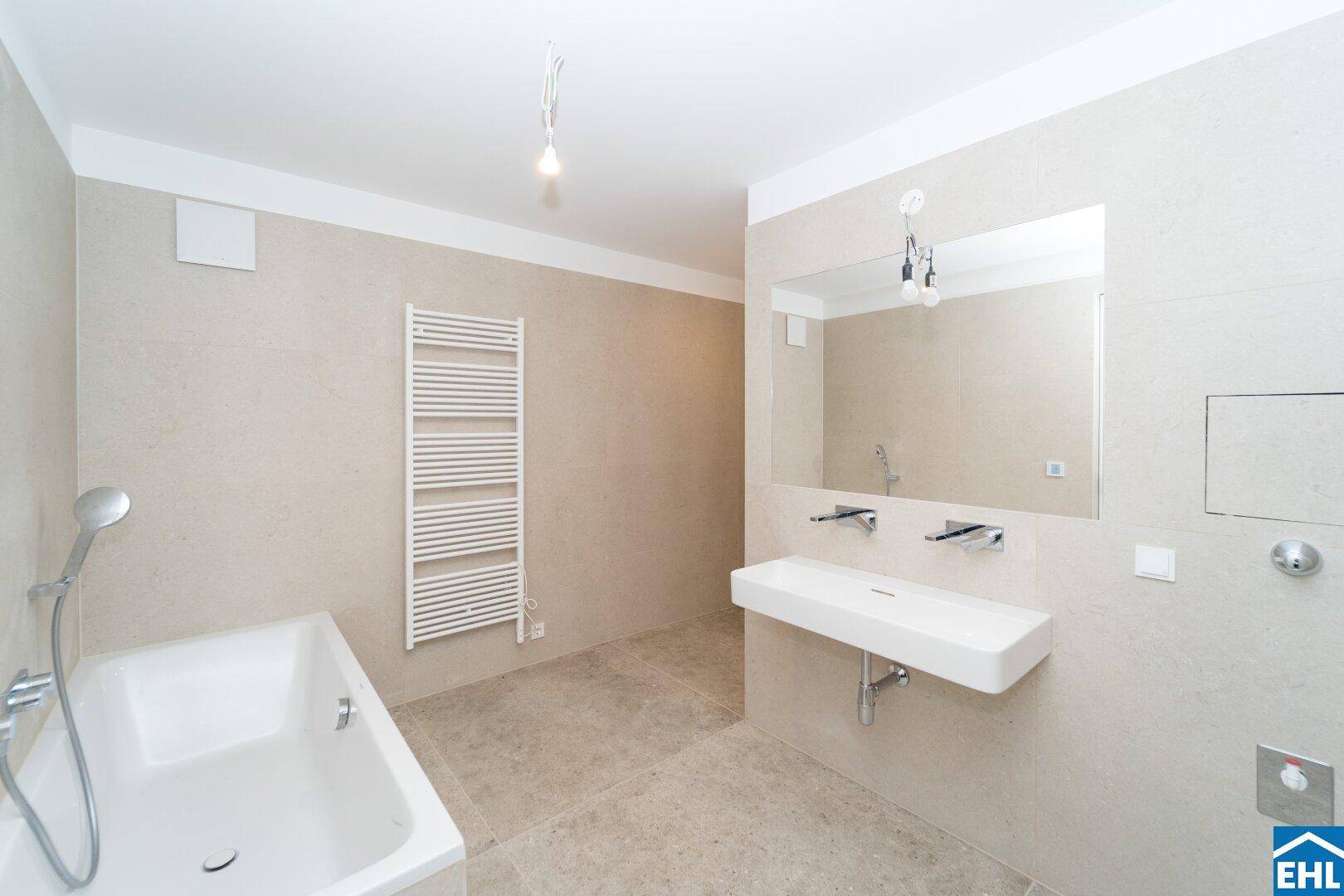 Modernes Badezimmer mit Badewanne, Wandwaschbecken und beheiztem Handtuchhalter.