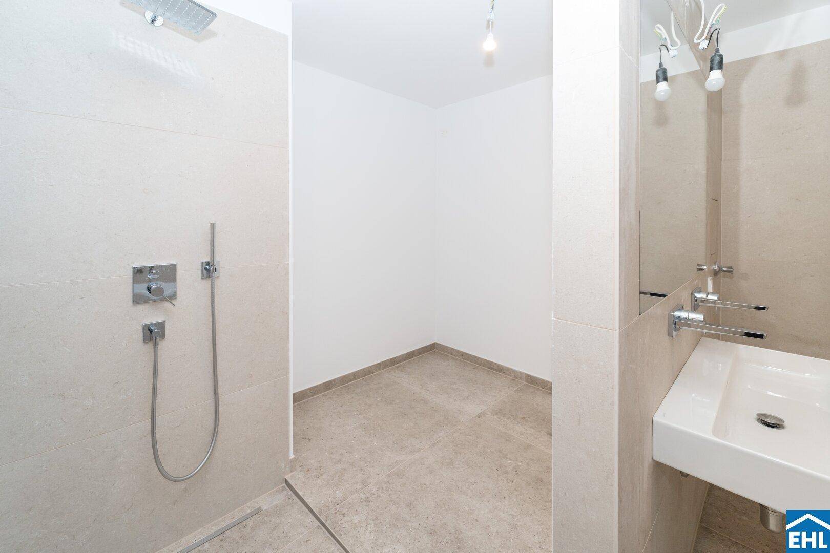 Modernes Badezimmer mit begehbarer Dusche und elegantem Wandwaschbecken.