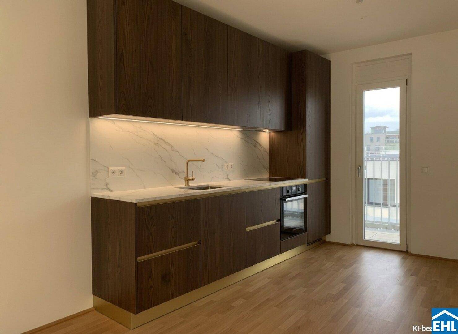 Moderne Küche mit dunklen Holzfronten, Marmor-Arbeitsplatte und integrierten Geräten sowie Balkonzugang.