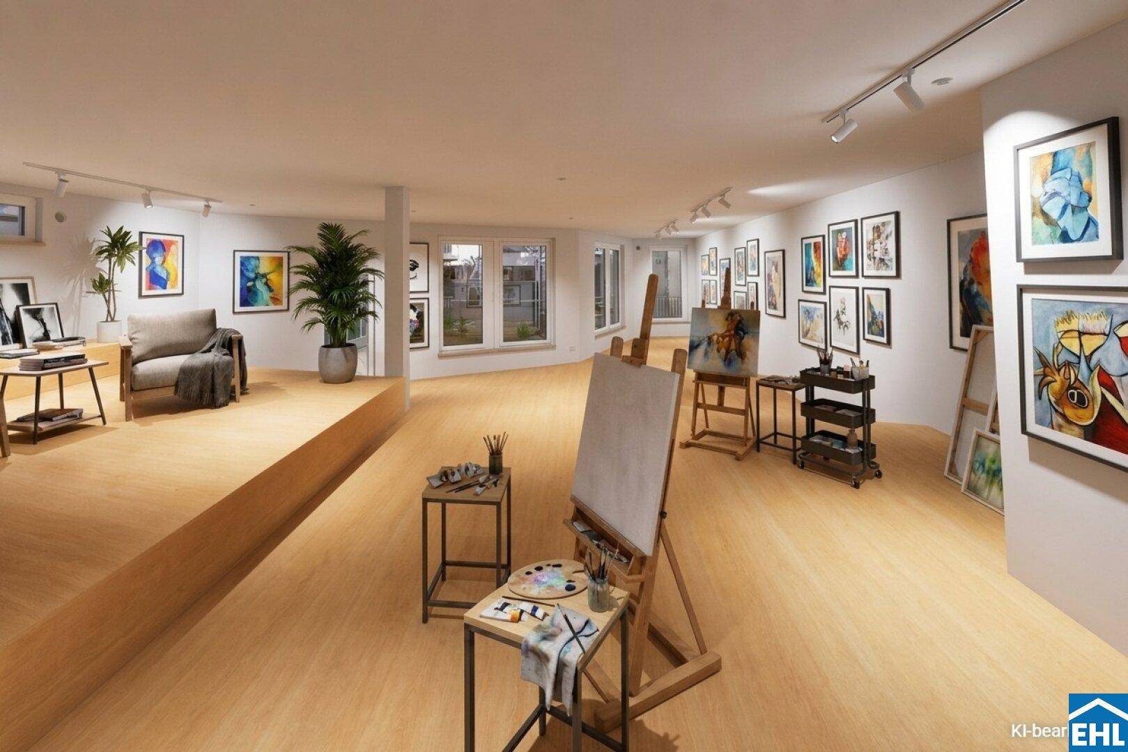 Künstleratelier oder Galerie mit Holzboden, ausgestellten Gemälden, Staffeleien und moderner Beleuchtung.