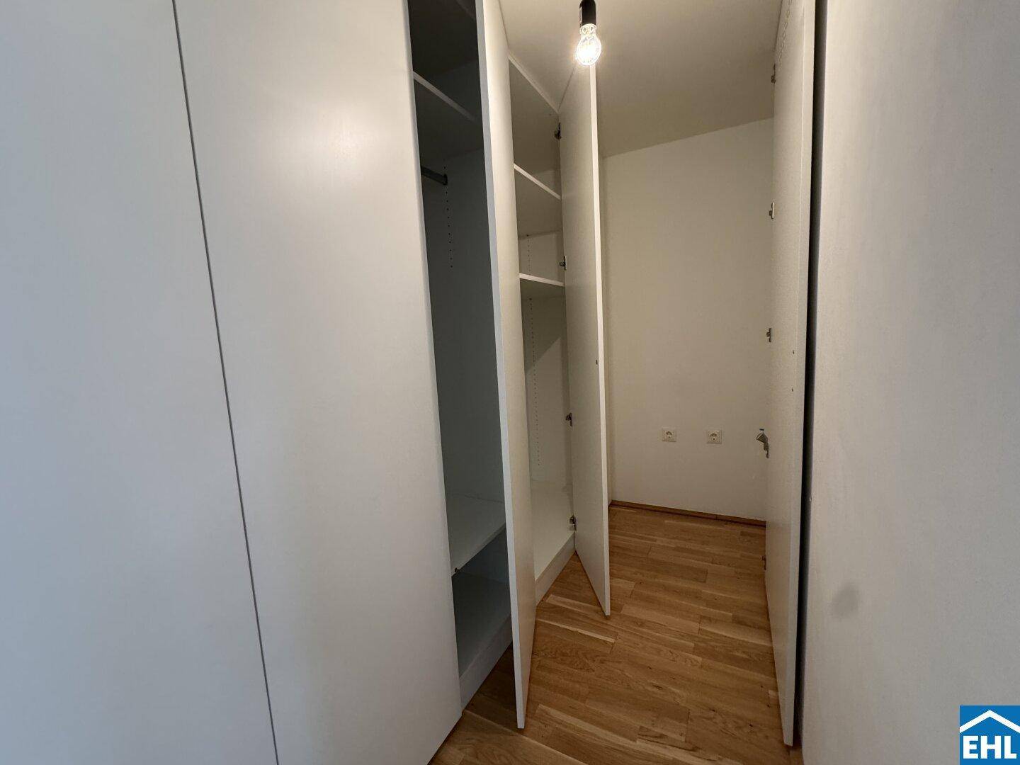 Praktischer Abstellraum mit Regalen und Stauraum, ideal für Haushaltsgegenstände und Kleidung.