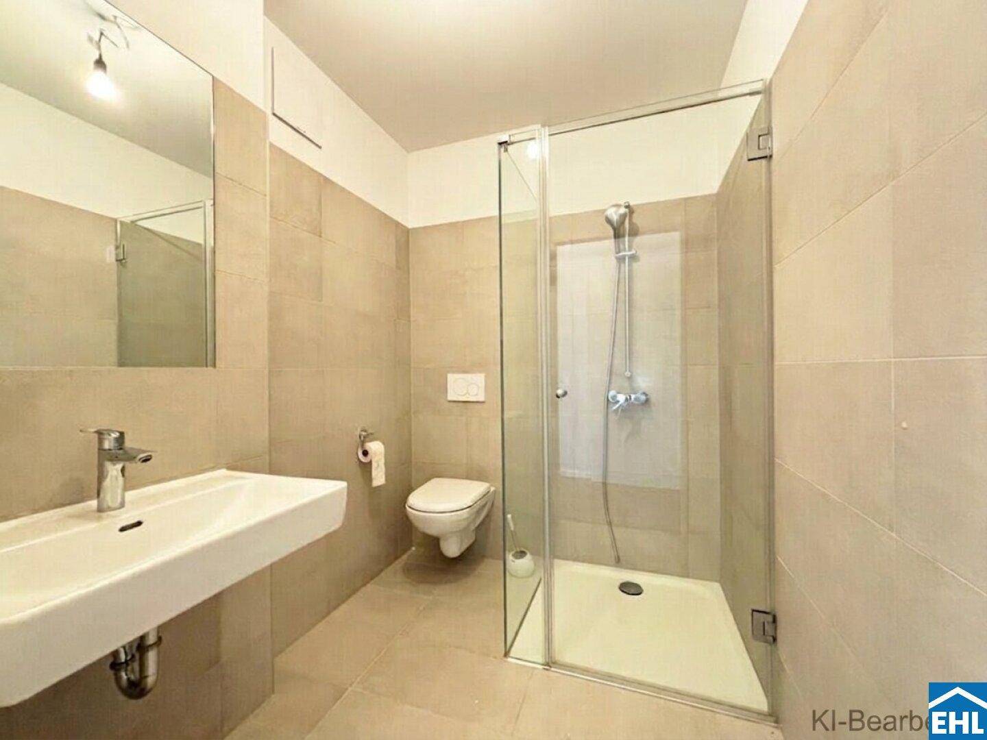 Modernes Badezimmer mit beigefarbenen Fliesen, Einzelwaschbecken und einer begehbaren Dusche.