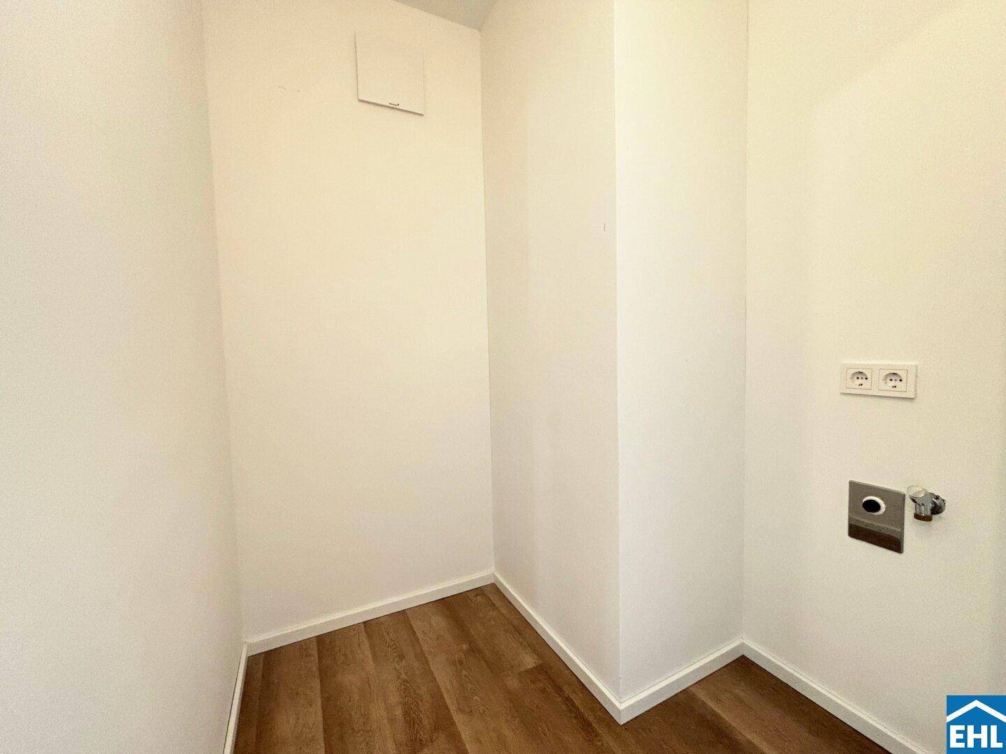 Kleiner Hauswirtschaftsraum mit Anschlüssen für Waschmaschine und Trockner.