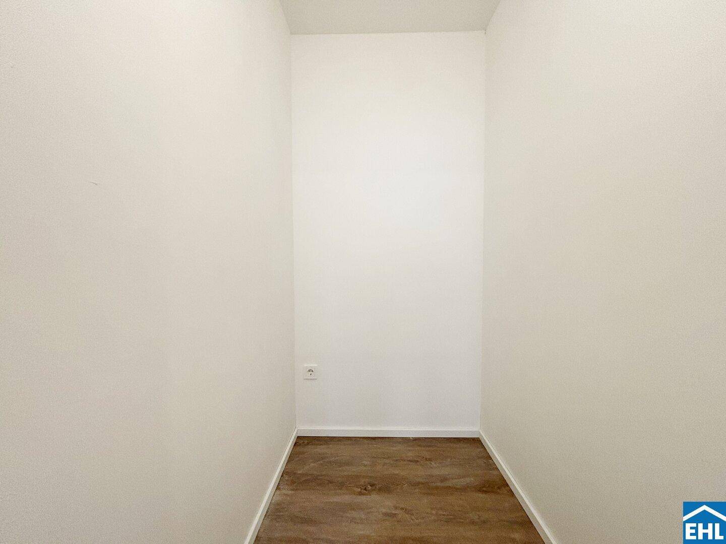 Kleiner Abstellraum mit Laminatboden, ideal für zusätzlichen Stauraum in der Wohnung.
