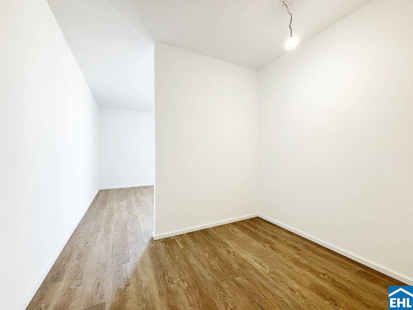 Kleines, helles Zimmer mit Laminatboden, ideal als Büro oder Gästezimmer nutzbar.