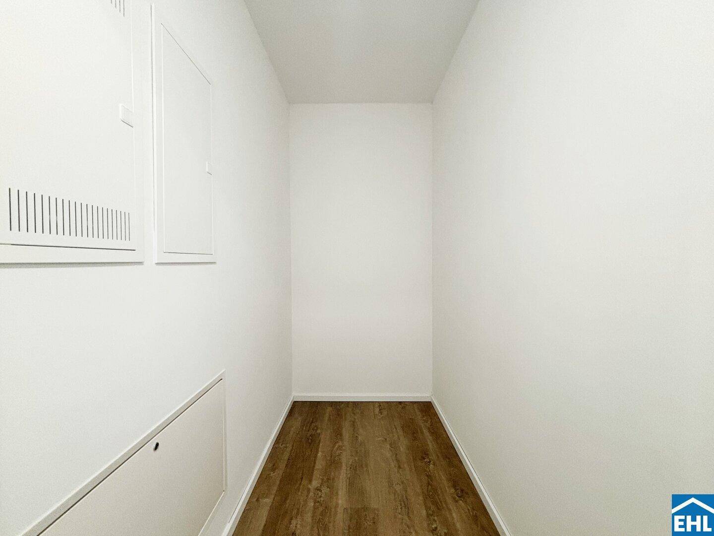 Praktischer Abstellraum mit Laminatboden und Zugang zu den Installationsschächten.