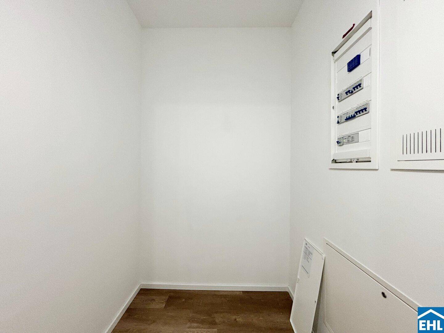Praktischer Abstellraum mit Sicherungskasten und ausreichend Platz für Haushaltsgeräte.