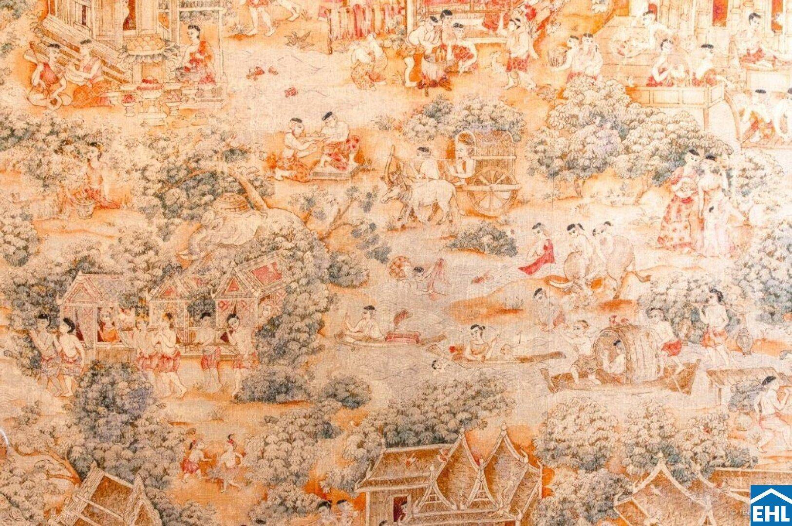 Detailaufnahme einer kunstvoll gemusterten Tapete mit traditionellen Szenen.