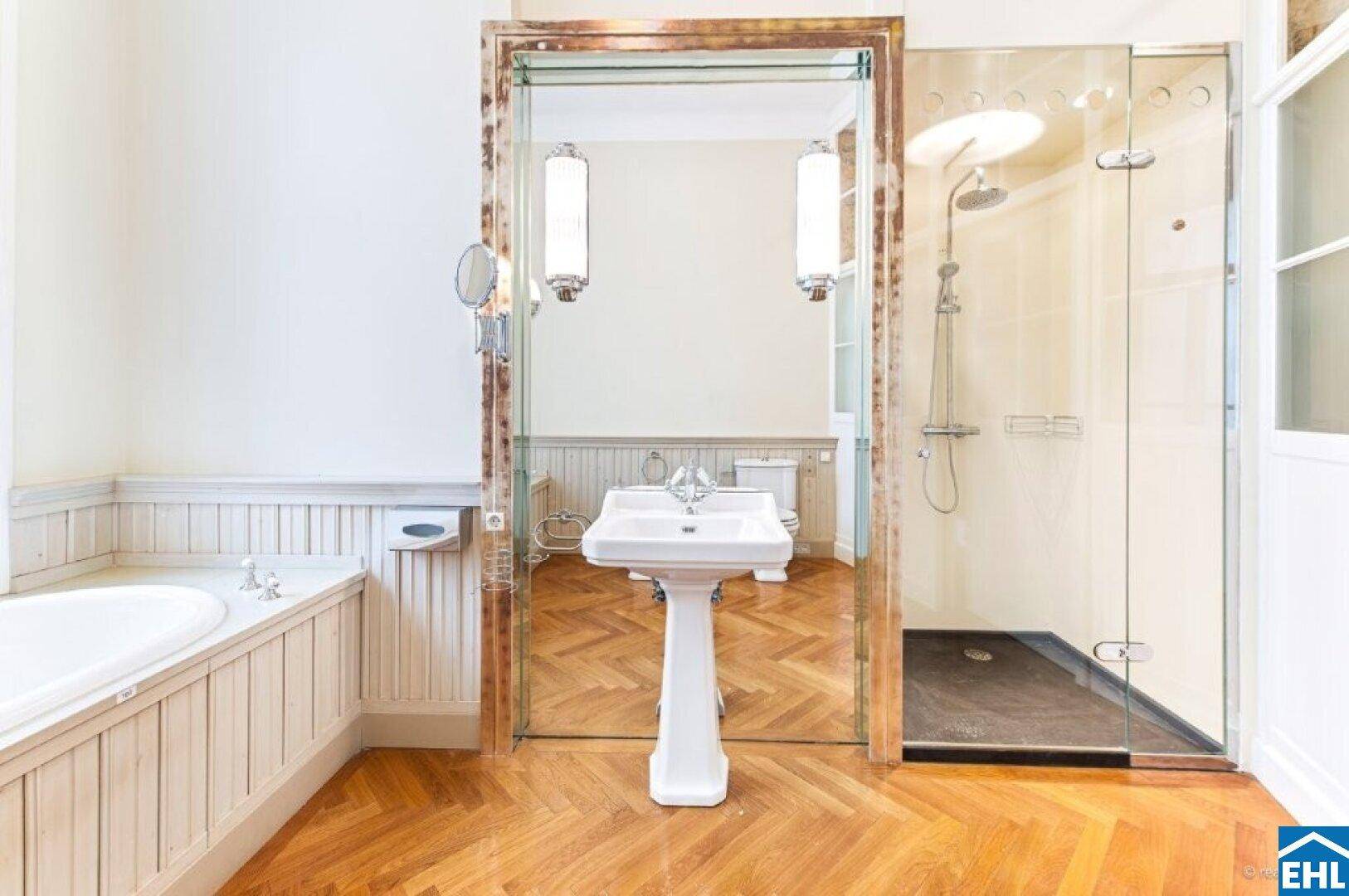 Geräumiges Badezimmer mit Badewanne, separater Duschkabine und klassischem Design.