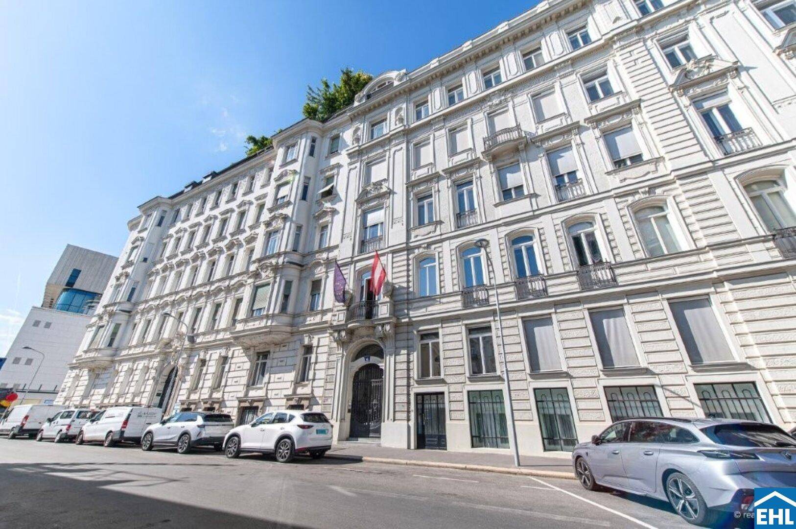 Majestätische Fassade eines historischen Gebäudes mit vielen Fenstern und klassischer Architektur.