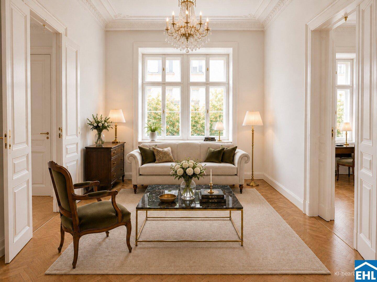Elegantes Wohnzimmer mit Kronleuchter, beigem Sofa, grünem Sessel und klassischem Fischgrätparkett.