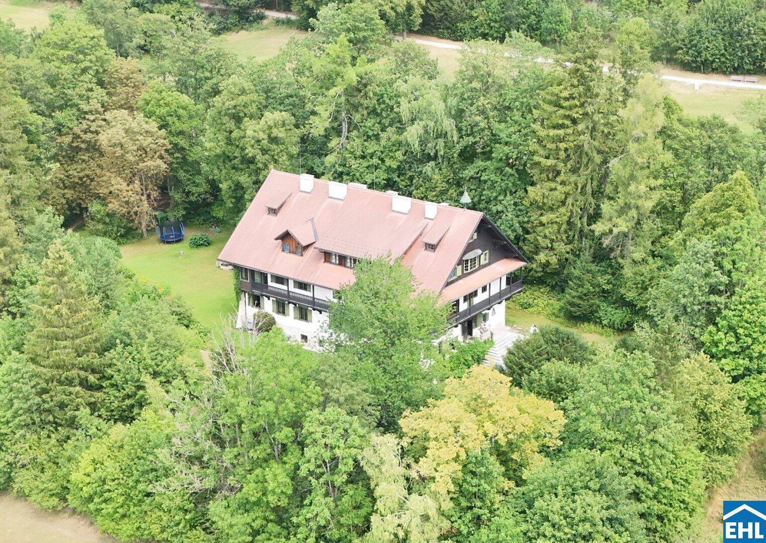 Idyllisches Landhaus eingebettet in eine grüne Landschaft mit weitem Blick und Freizeitbereich.