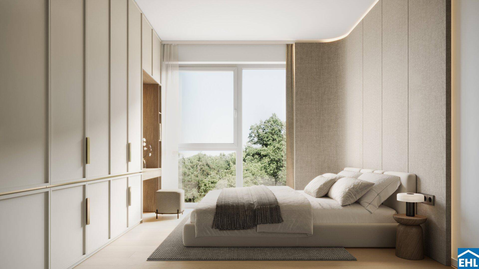 Helles Schlafzimmer mit großen Fenstern, Einbauschränken und Blick ins Grüne.