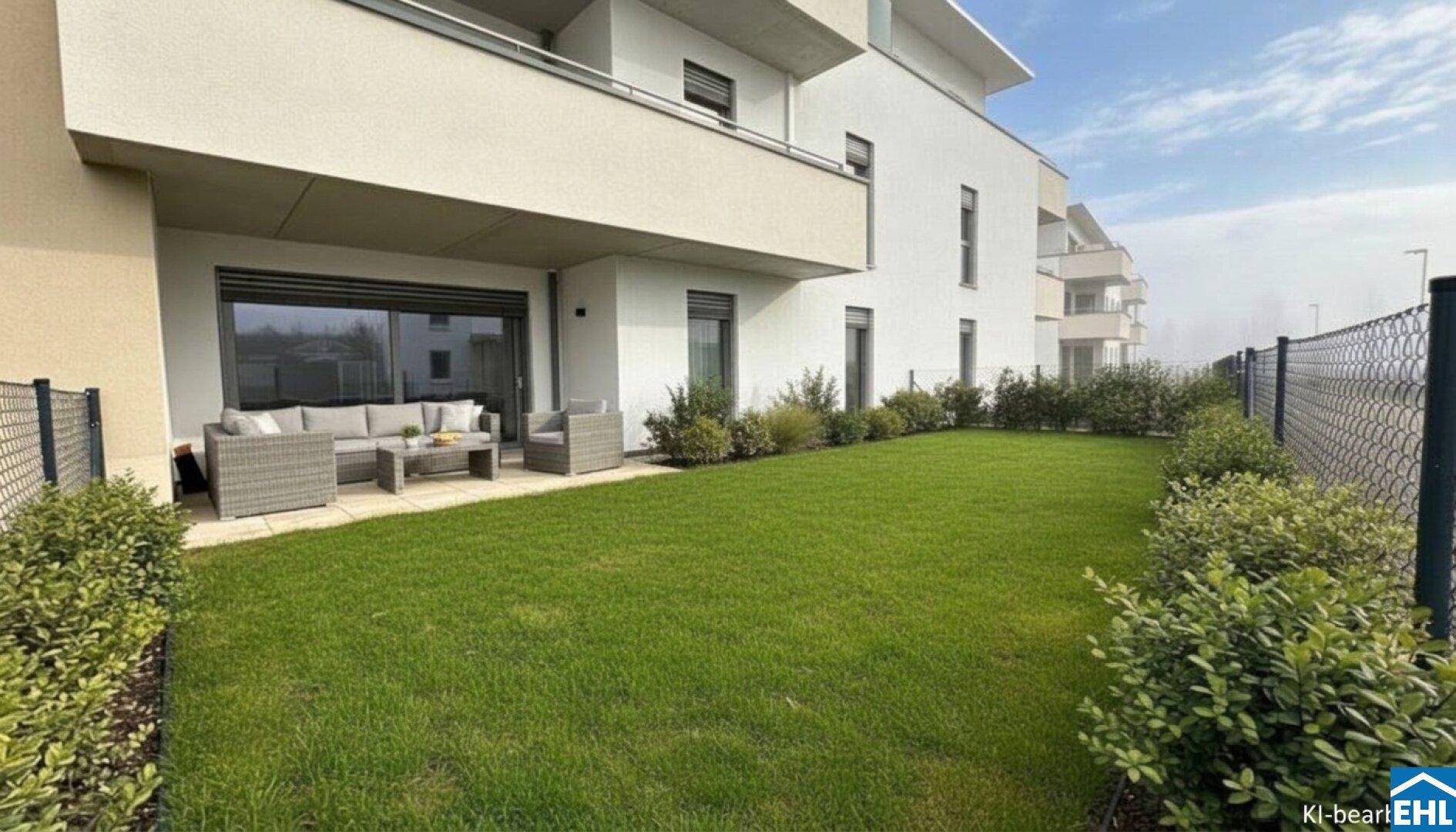 Moderne Terrasse mit Gartenmöbeln und gepflegtem Rasen vor einem Neubau mit Balkon.