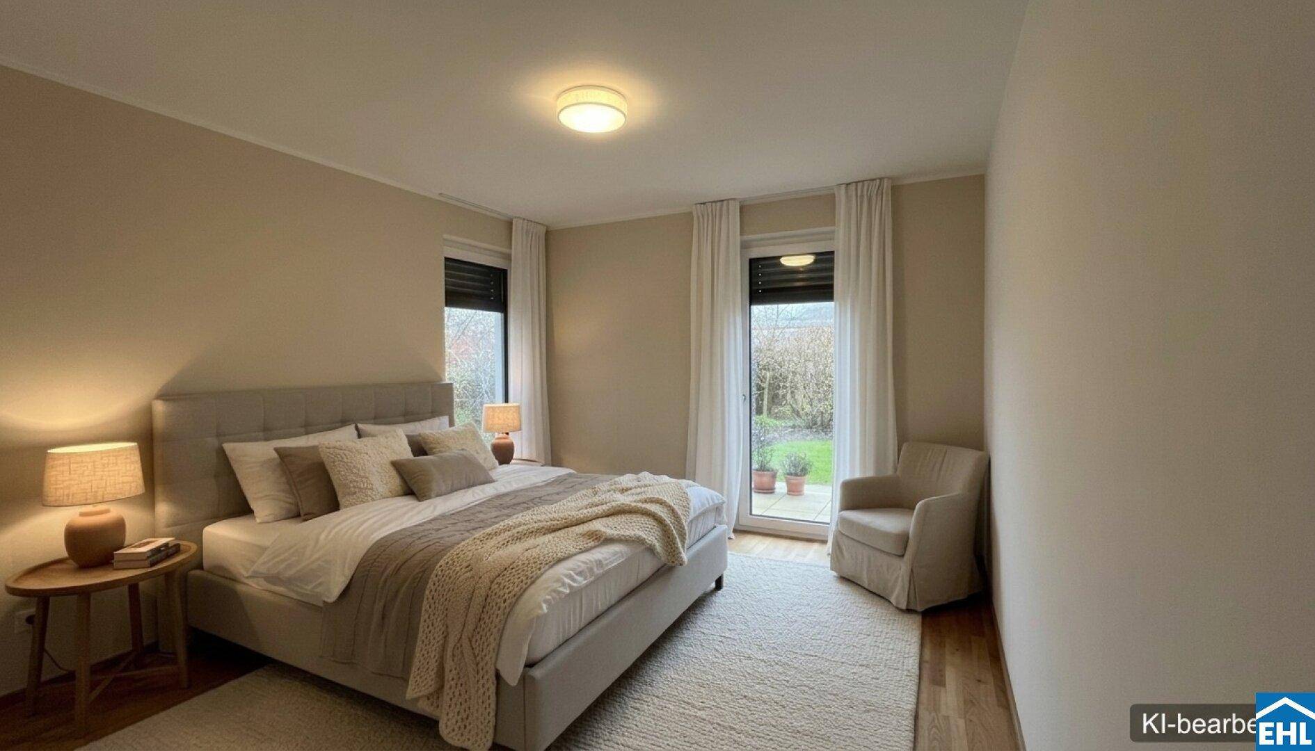 Ruhiges Schlafzimmer mit Doppelbett, Teppich und Blick in den Garten durch große Fenster.