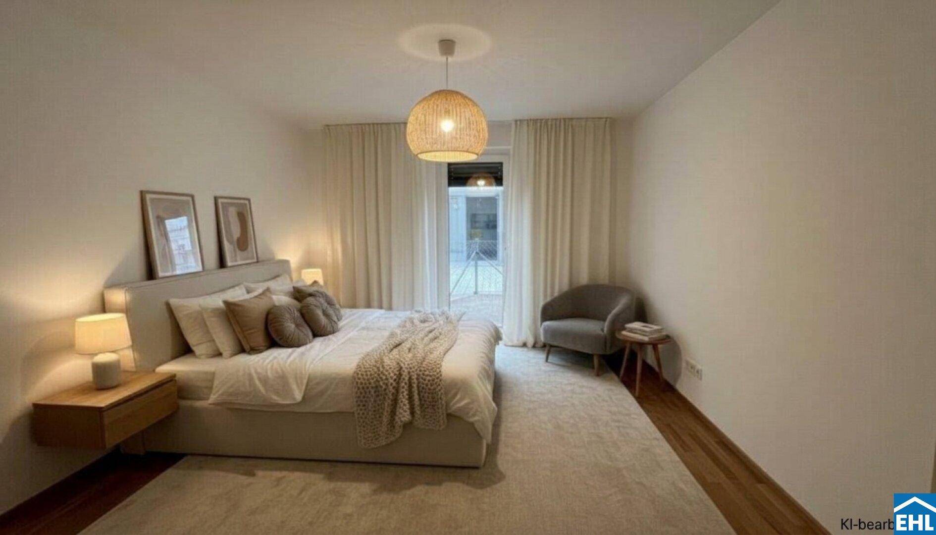 Helles Schlafzimmer mit Doppelbett, Nachttischen und Balkonzugang, ideal für frische Luft.