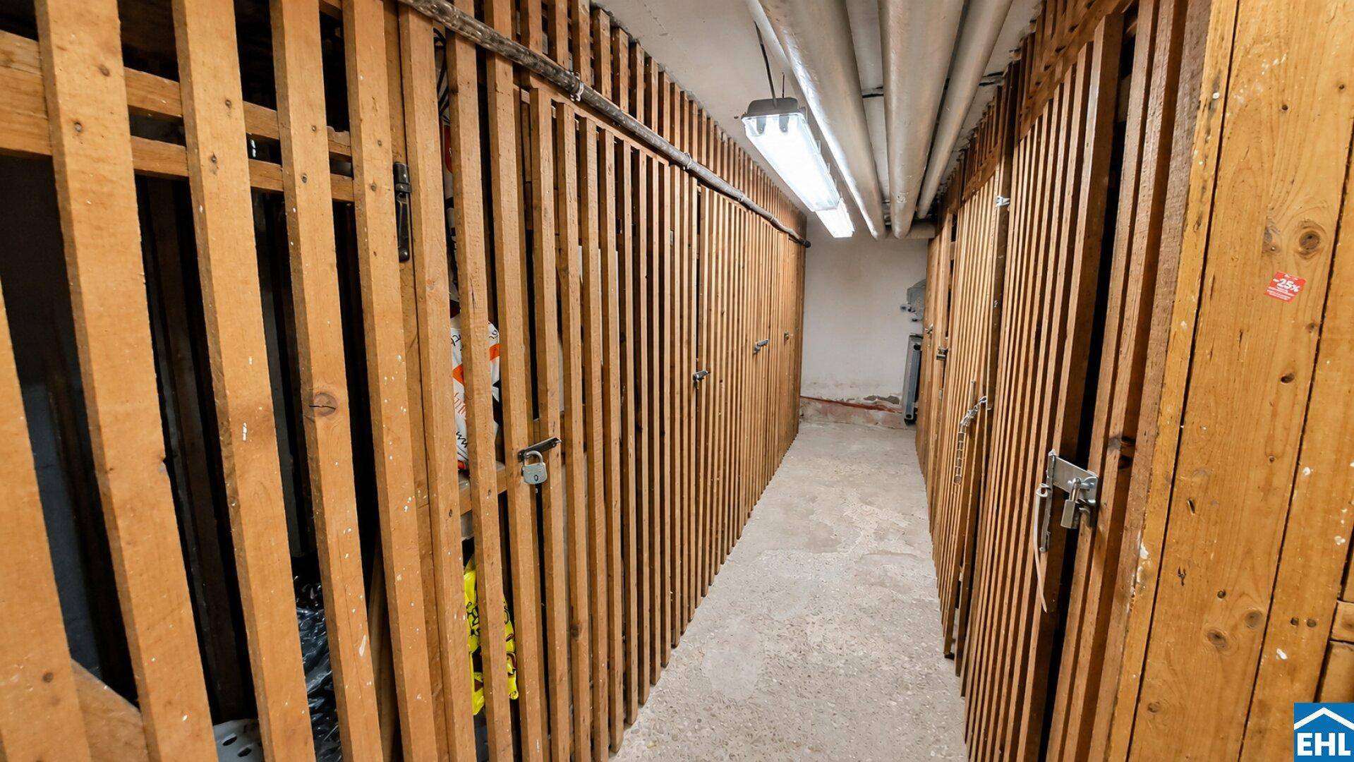 Kellerabteil mit Holzverschlägen bietet praktischen Stauraum für persönliche Gegenstände.
