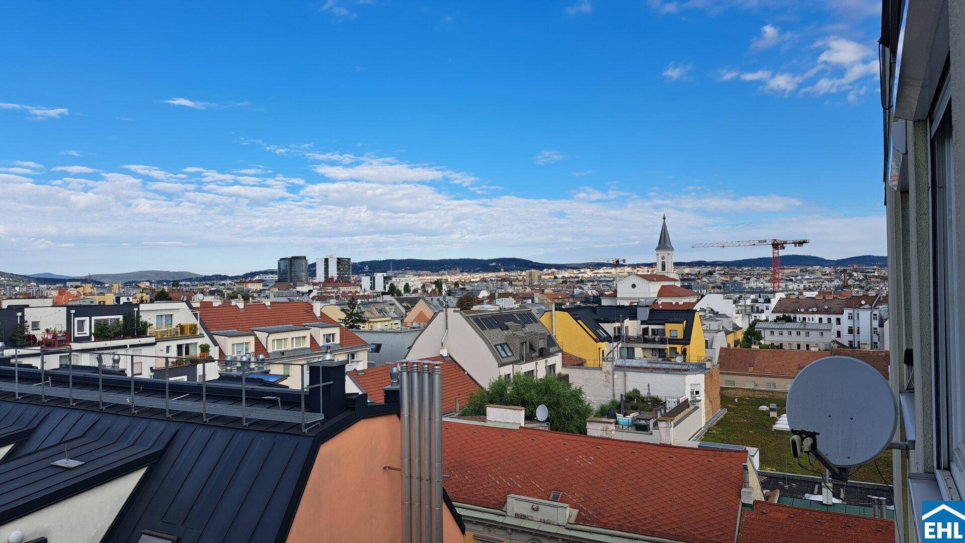 Weitläufiger Panoramablick über die Dächer der Stadt und die umliegende Landschaft.