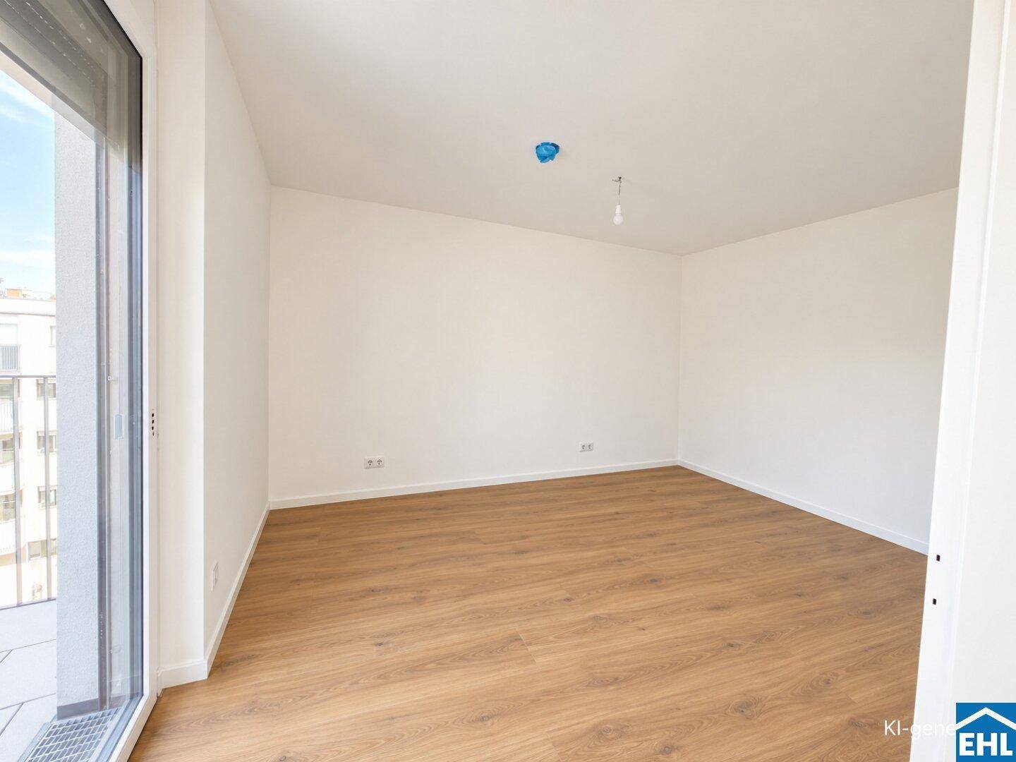 Helles Zimmer mit Laminatboden und großem Fenster mit Blick auf die umliegenden Gebäude.
