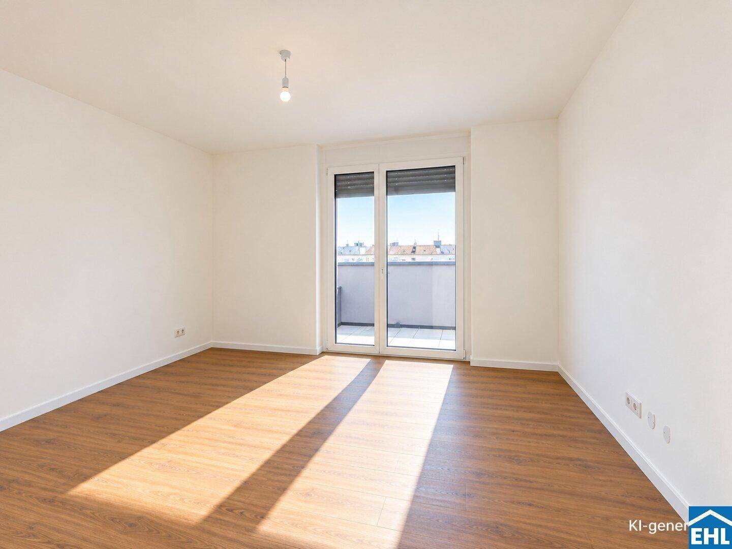 Schlafzimmer mit Holzboden, weißen Wänden und Zugang zu einem Balkon oder einer Terrasse.