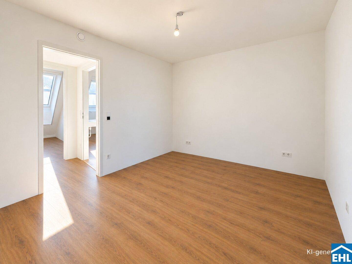 Helles Zimmer mit Holzboden und Zugang zu einem weiteren Raum mit Dachschrägenfenstern.