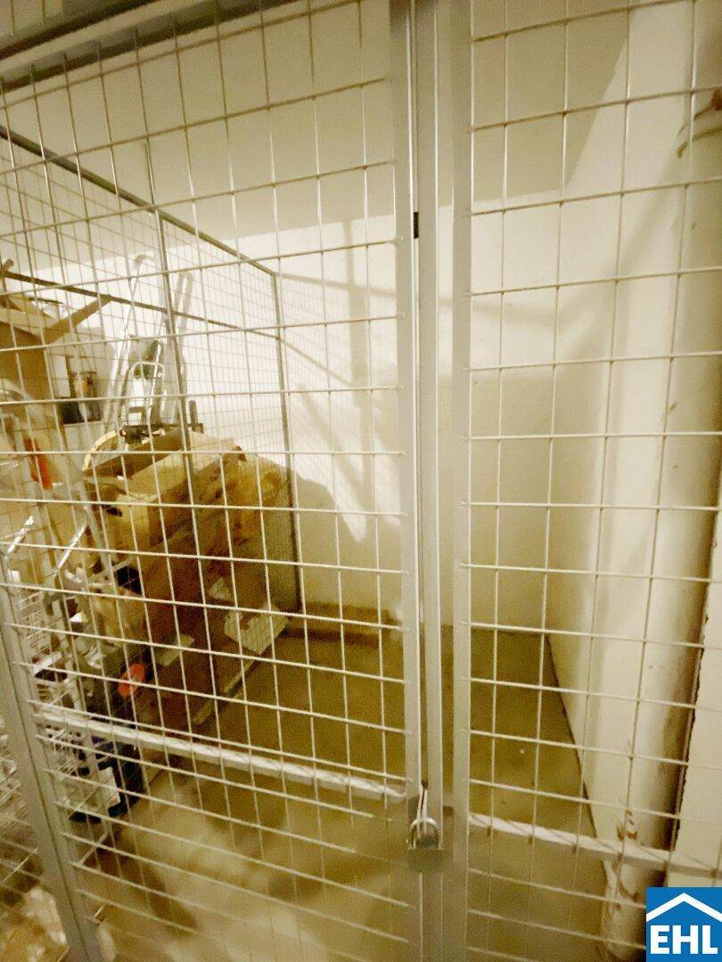 Abstellraum im Keller mit Gitterwänden, ideal für zusätzlichen Stauraum.